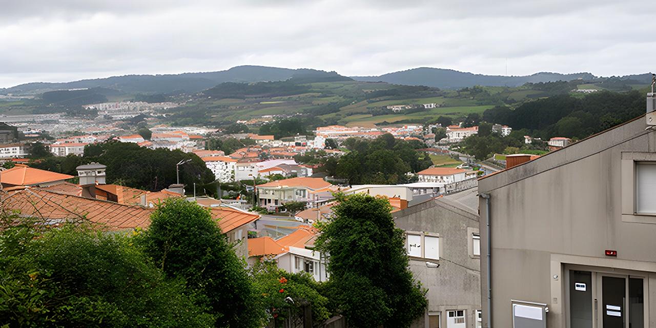 Vista de Poyo y acceso a la oficina de consultoría económica en la Travesía Muiño